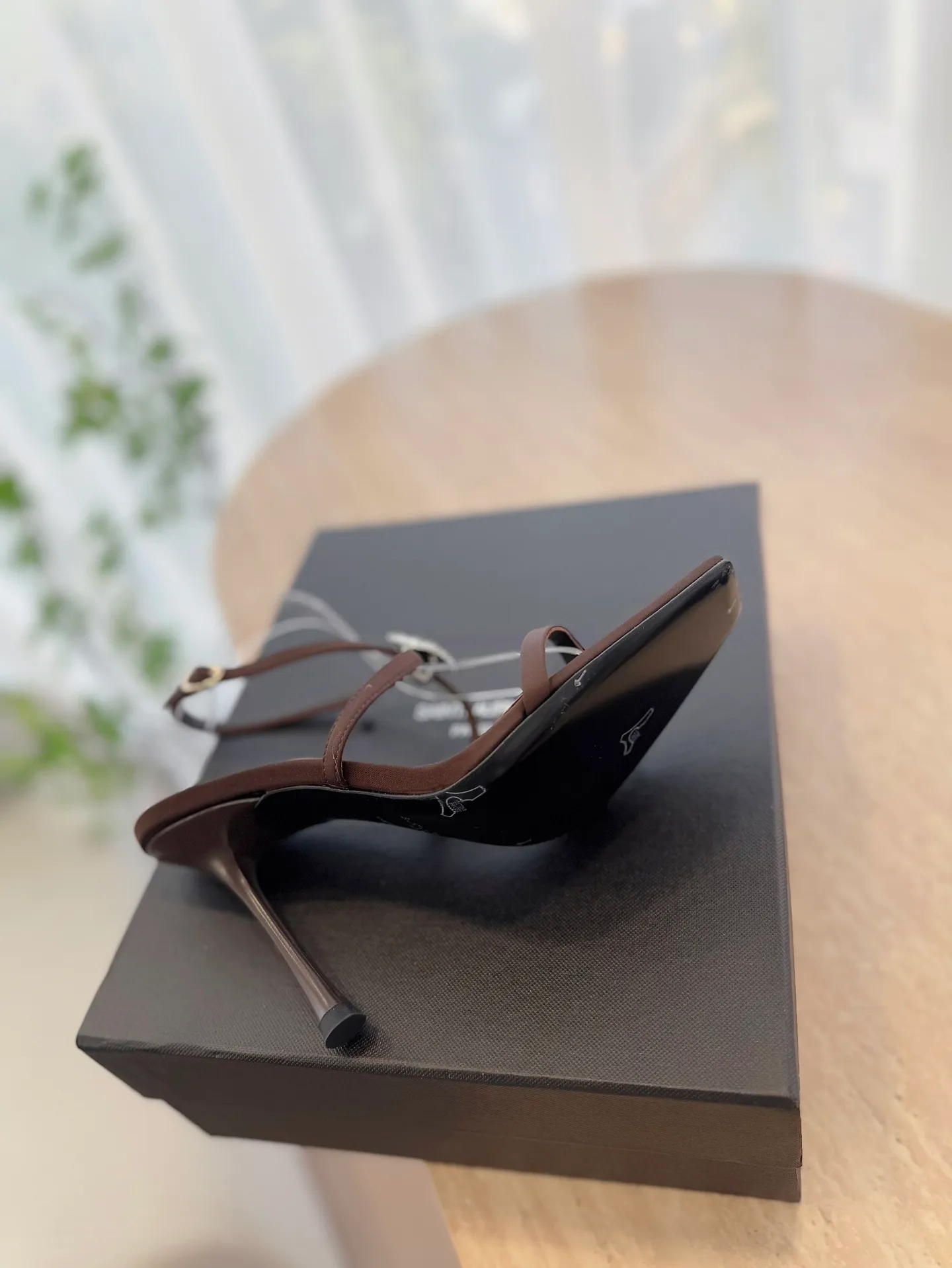 👟👟Ex-factory price 520👟👟 High version "SAINT LAUREN*" Saint Laurent YSL 25ss/spring and summer new catwalk style large rhinestone high-heeled shoes and sandals. Only YSL understands women's hearts best and does not accept refutation. It is a super invincible feminine artifact and a must-have for women (z-product full-body customization, own molded hardware accessories, perfect consistency). Compare the differences between pictures and goods on the market. ✔Upper: Customized imported calf patent leather/silk ✔Lining: Imported 🐑sheep leather ✔Sole: Imported genuine leather outsole ✔Heel height: 10.5cm ✔Number of yards: 35-39 (40 can be customized and non-returnable) (Full set of packaging)